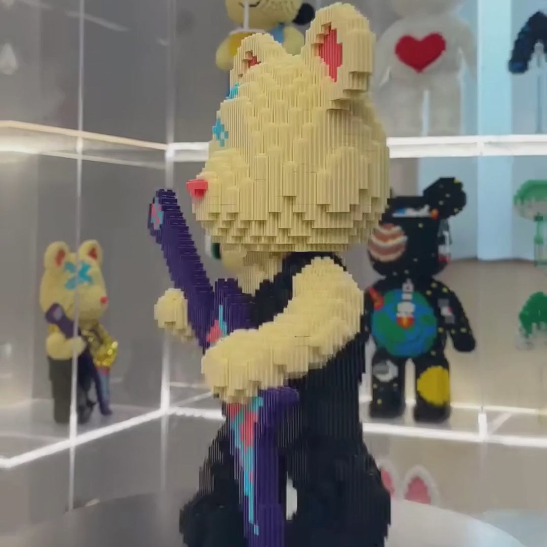 Cargar video: <p>Con sus <strong>33 cm de altura</strong>, es lo suficientemente imponente como para convertirse en el centro de todas las conversaciones, al mismo tiempo que lo suficientemente versátil para encontrar su lugar <strong>en una estantería, un mueble de TV o una mesa auxiliar</strong>.</p><p>Un diseño audaz que aporta instantáneamente <strong>estilo y personalidad a tu hogar.</strong></p>