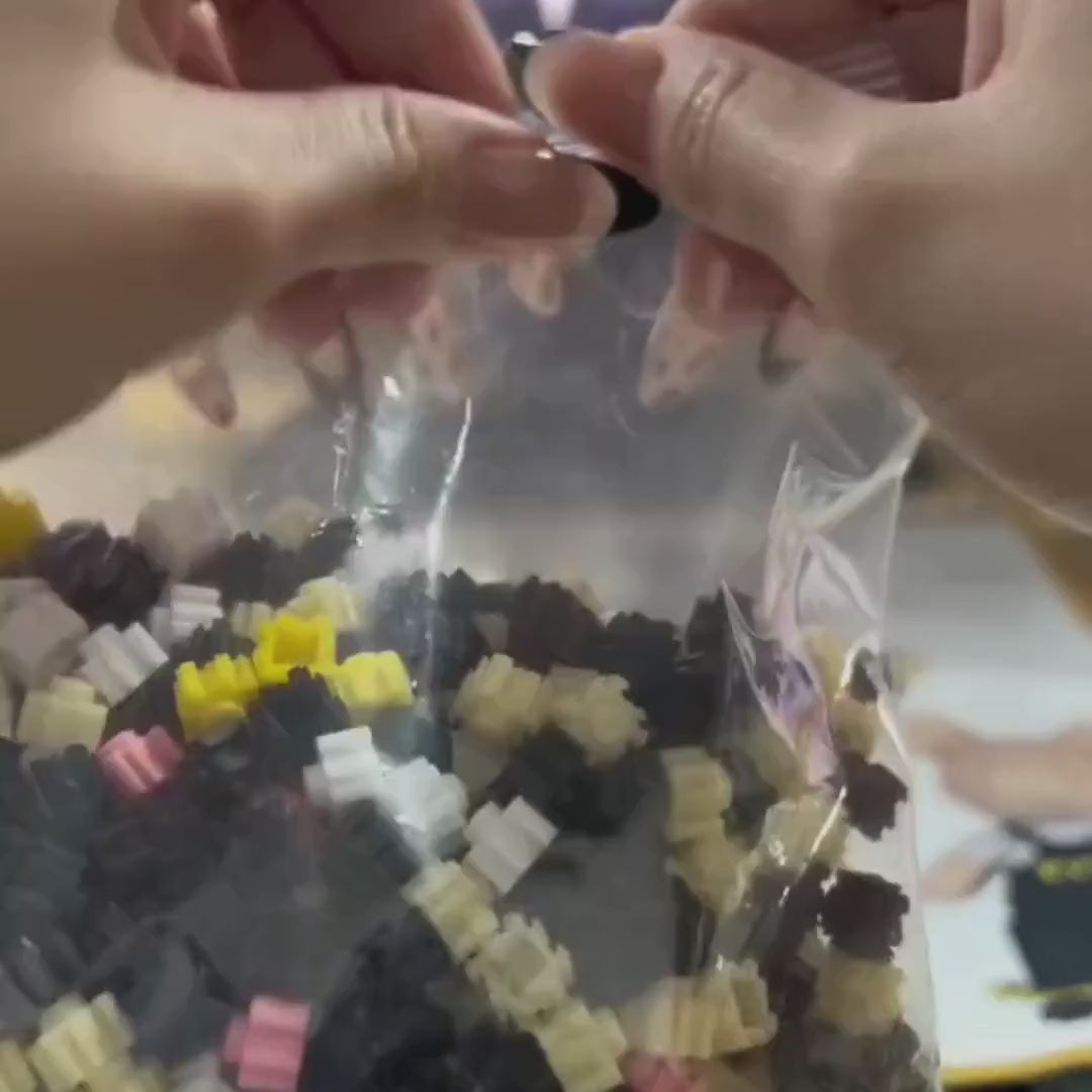 Cargar video: <p>Ya sea para concederte <strong>una pausa bien merecida </strong>o para compartir <strong>una actividad enriquecedora con tus seres queridos</strong>, cada construcción se convierte en un <strong>momento divertido y entretenido.</strong></p><p>Sin presión, sin fecha límite. Solo tú, las piezas coloridas y la satisfacción de <strong>ver cómo tu Oso toma forma.</strong> El resultado final decorará con orgullo tu hogar.</p>